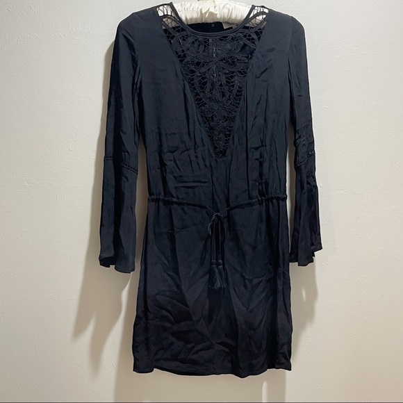 WYLDR LONDON LOS ANGELES Women’s Black Bell Sleeve Crochet Lace Inset Dress - Picture 2 of 10